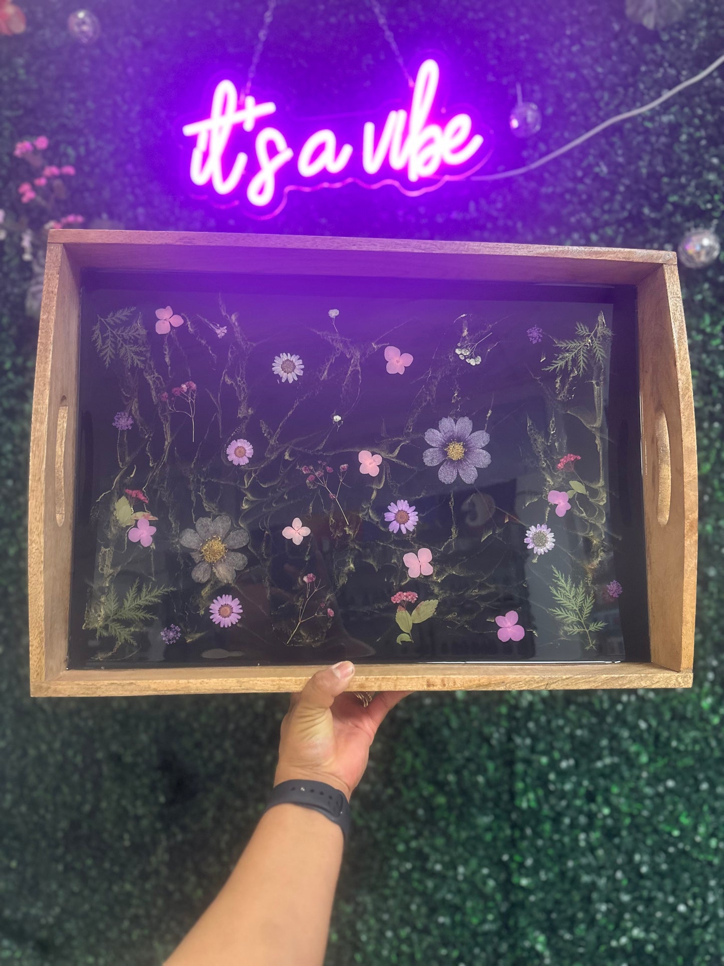 Resin Class: Pick you board and add pressed flowers (November)