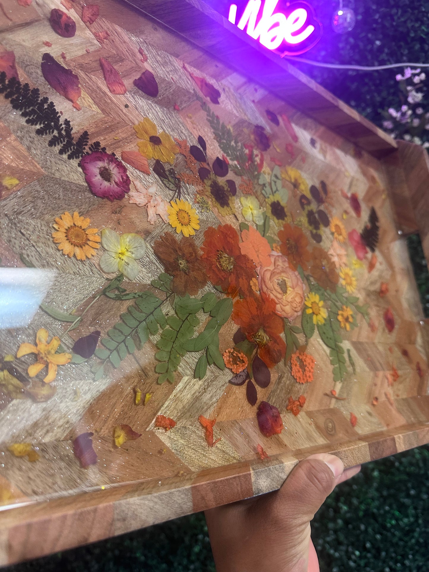 Resin Class: Pick you board and add pressed flowers (November)